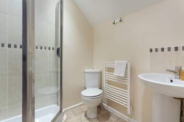 The en suite shower-room.