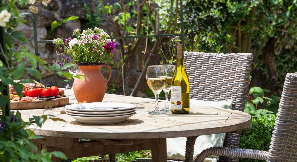 The sunny rear garden has many hidden little spots, which are perfect for a glass of wine.