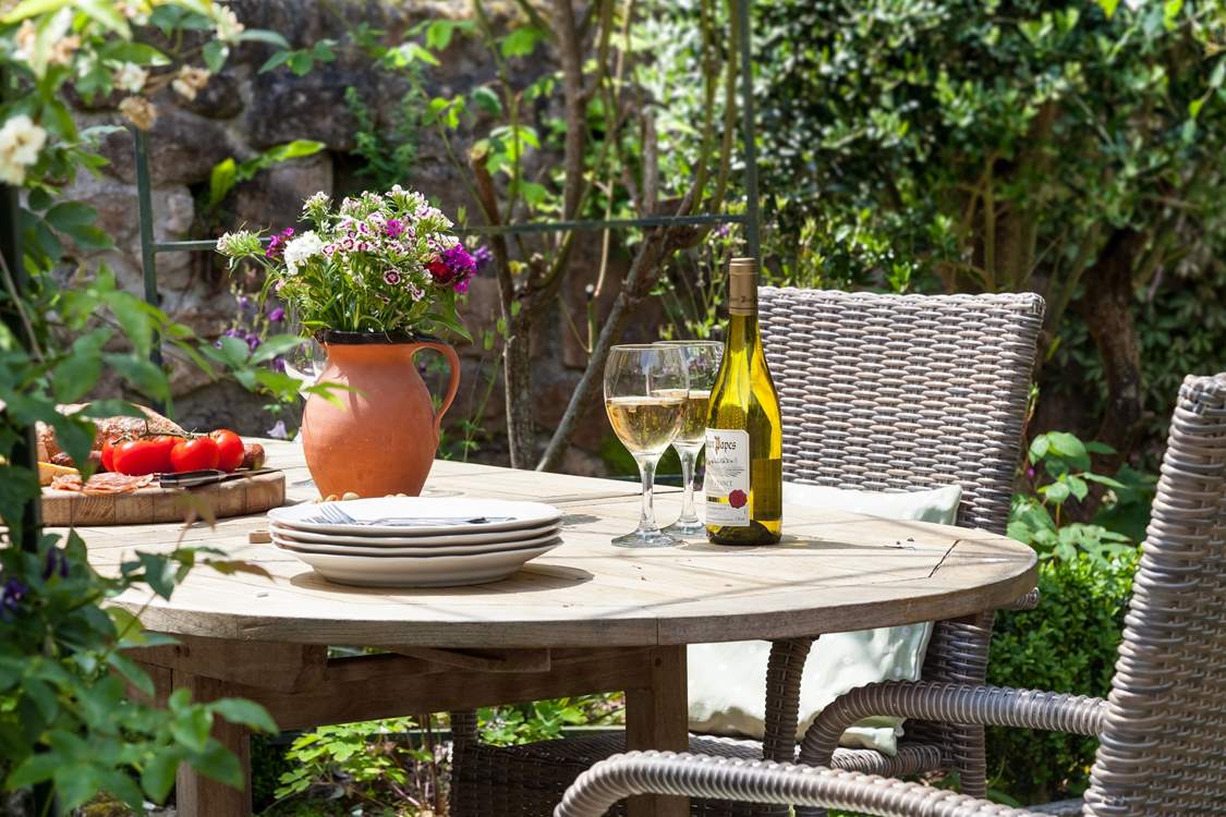 The sunny rear garden has many hidden little spots, which are perfect for a glass of wine.