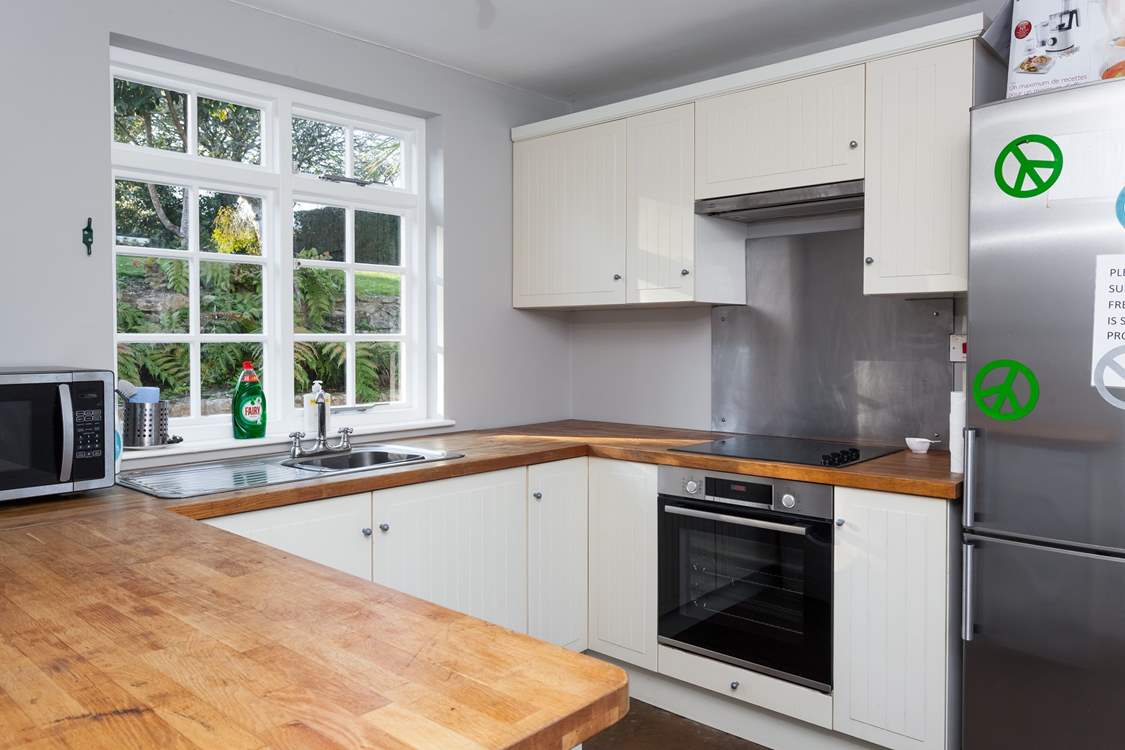 The second kitchen-area/utility-room.