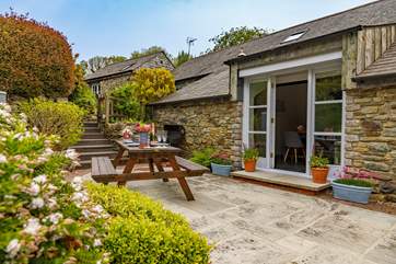The rear patio-area with steps leading up to the annexe.