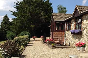 Wadsbury Farm Cottage is in a hilltop position with wonderful panoramic views.