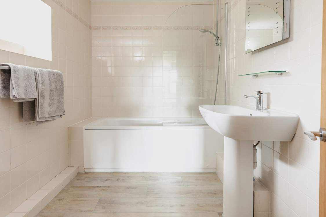This is the large bathroom that is the en suite to the master bedroom.