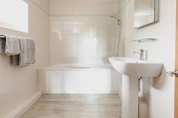 This is the large bathroom that is the en suite to the master bedroom.