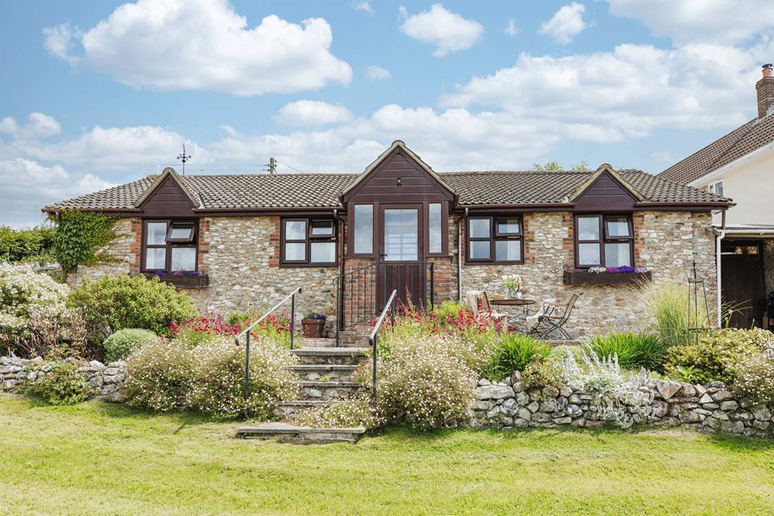 Wadsbury Farm Cottage is in a hilltop position with wonderful panoramic views.