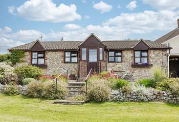 Wadsbury Farm Cottage is in a hilltop position with wonderful panoramic views.