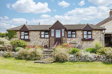Wadsbury Farm Cottage is in a hilltop position with wonderful panoramic views.
