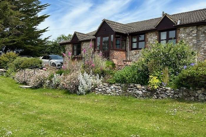 Wadsbury Farm Cottage is a 2 bedroom, rural holiday cottage near Lyme Regis, South Devon.