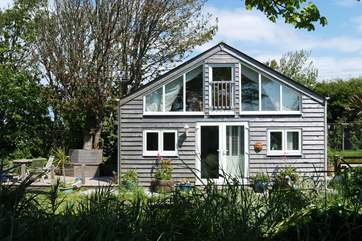 The Summer House is a delightful little property, standing detached in the prettiest of gardens.