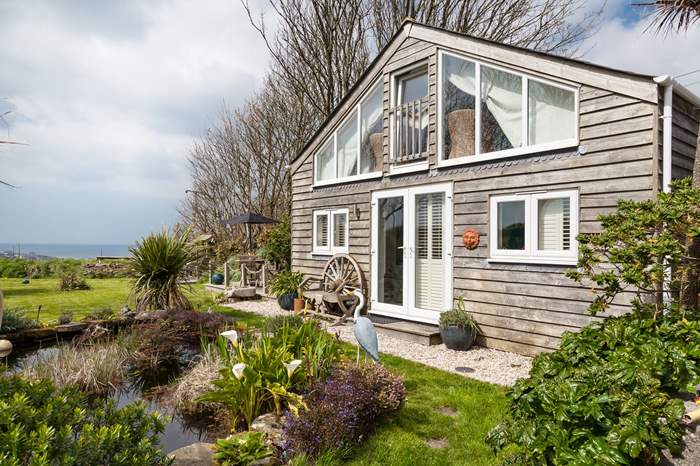 The Summer House is a 1 bedroom cottage with sea views and hot tub near Perranporth, North Cornwall.