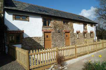 Oak Leaf is a beautifully restored property and has two front doors so don't be deceived, this fabulous property is all yours.