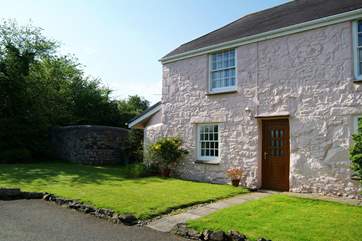 Count House Cottage is a pretty stone cottage with guest parking to the front.