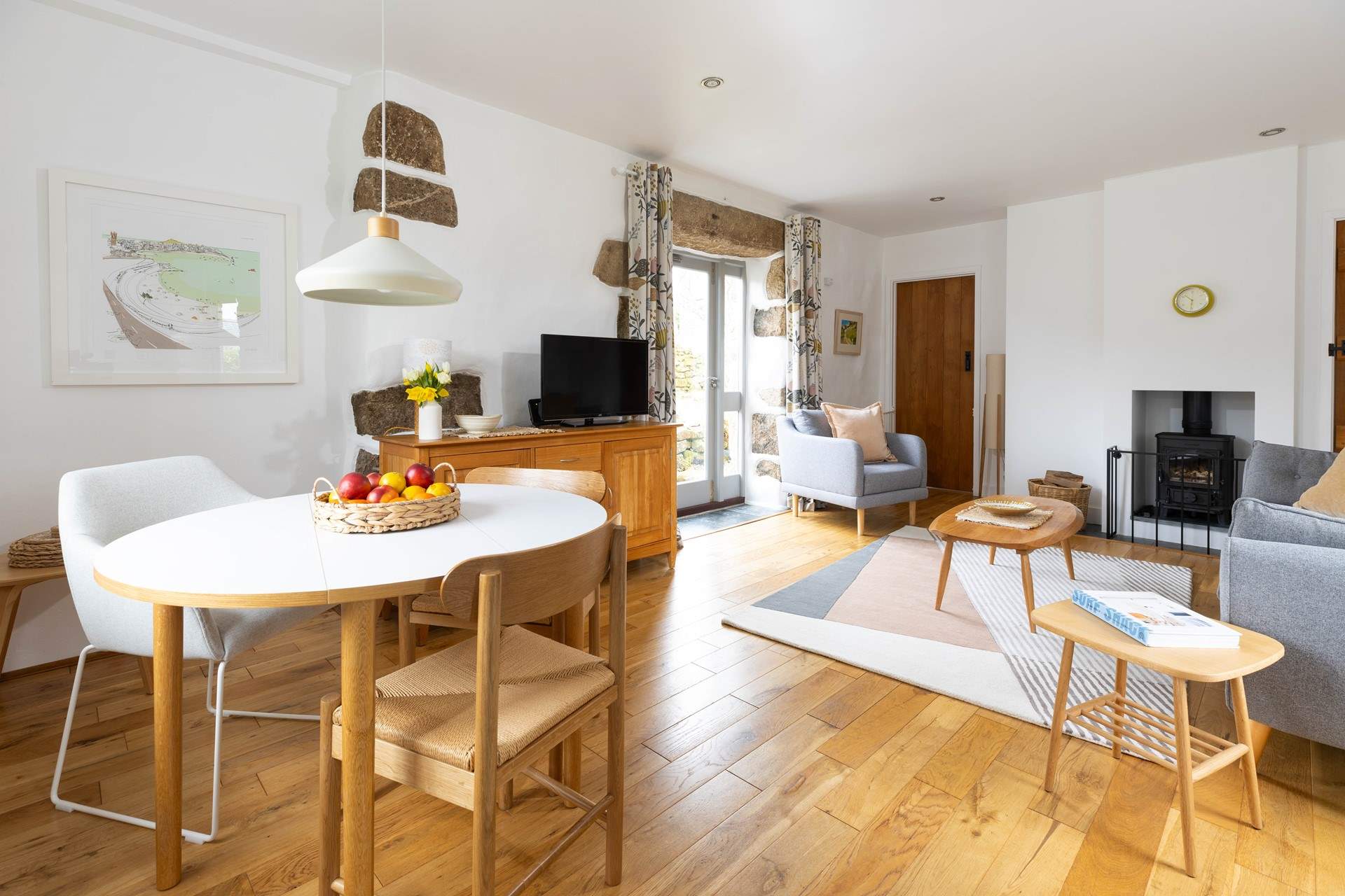 Enjoy a leisurely breakfast at the dining-table before heading out on a day trip.