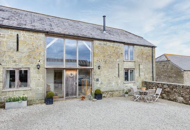 Hatts Barn is a spacious semi-detached barn conversion with reverse-level accommodation.