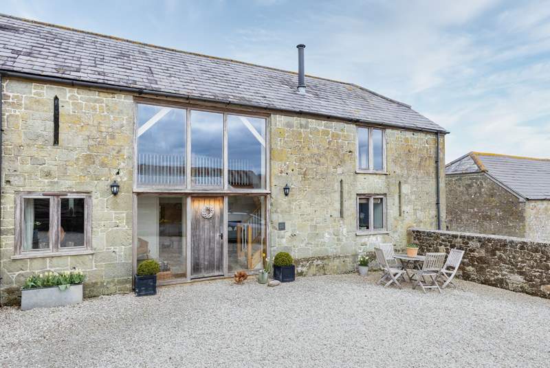 Hatts Barn is a spacious semi-detached barn conversion with reverse-level accommodation.