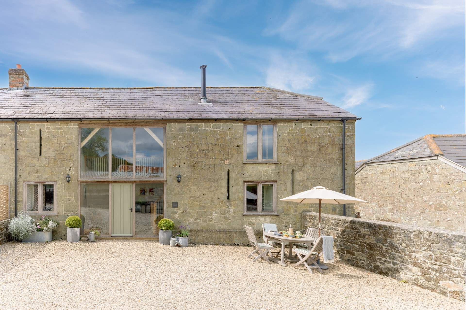 Hatts Barn is a luxury conversion in a Dark Sky Reserve. It features two large bedrooms, a stunning vaulted living space and contemporary paired back styling throughout. 
