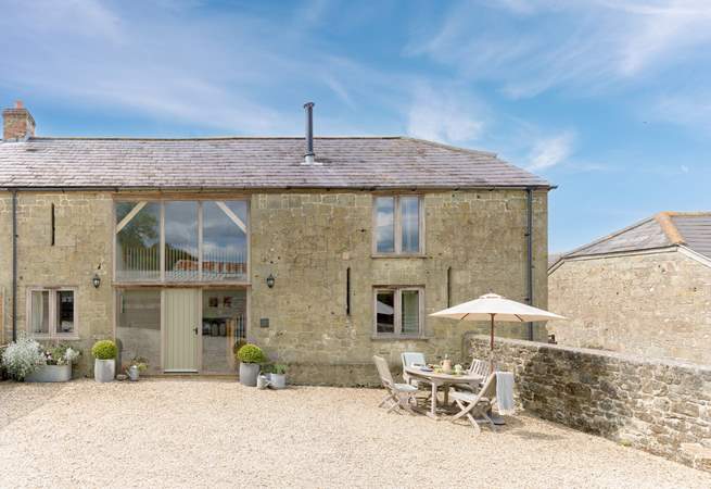 Hatts Barn is a luxury conversion in a Dark Sky Reserve. It features two large bedrooms, a stunning vaulted living space and contemporary paired back styling throughout. 