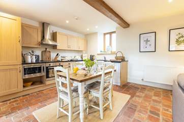 The well-equipped kitchen and dining-area.