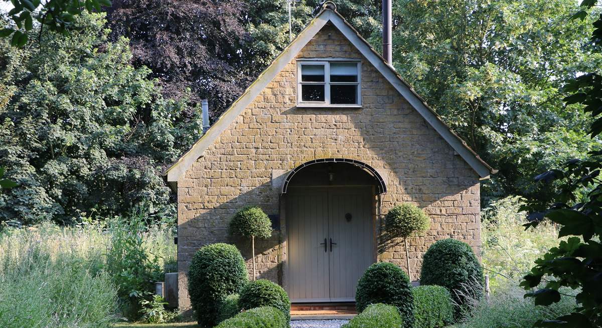 This is the beautiful approach to The Pump House. Set in its own wildlife/wildflower meadow with plenty of private parking. An absolute haven.