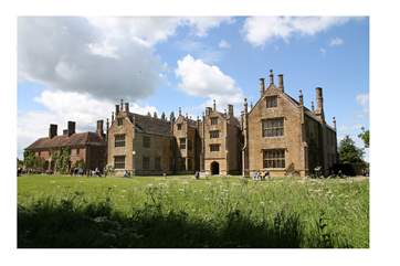 There are many historical houses to visit nearby, such as Montacute House.