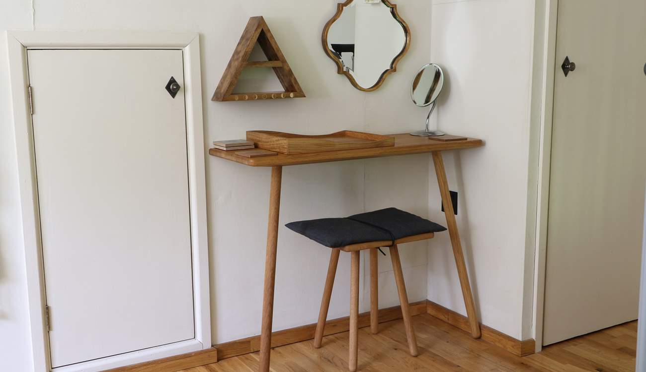 This cleverly designed dressing table with storage and a make-up mirror is a great addition to the bedroom