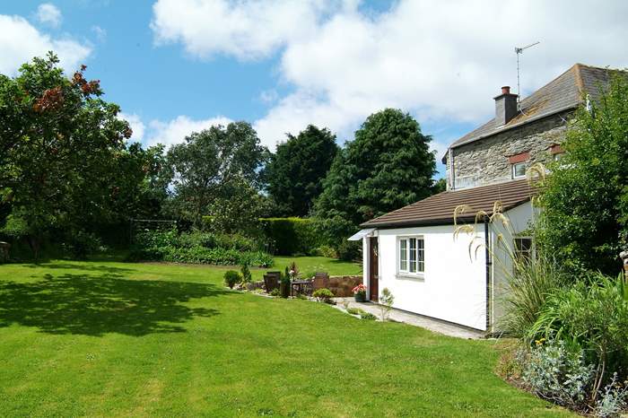 Garden Cottage is a 2 bedroom cottage near the beach near Marazion, West Cornwall.