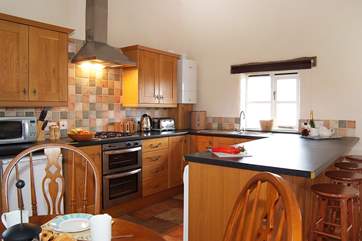 The well-equipped kitchen-area.