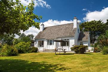 Fred's House is a comfortable, traditionally furnished cottage with a lovely garden and within walking distance of the beach.