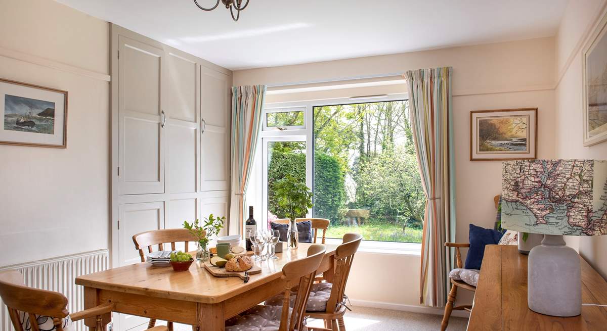 Enjoy family meals together in the lovely dining-room.