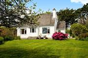 Fred's House is a comfortable, traditionally furnished cottage with a lovely garden and within walking distance of the beach.