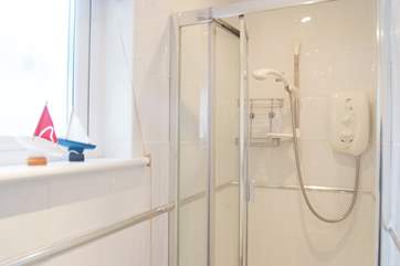 There is a separate shower cubicle in the family bathroom.
