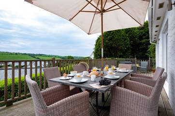 The dining-area out on the deck.