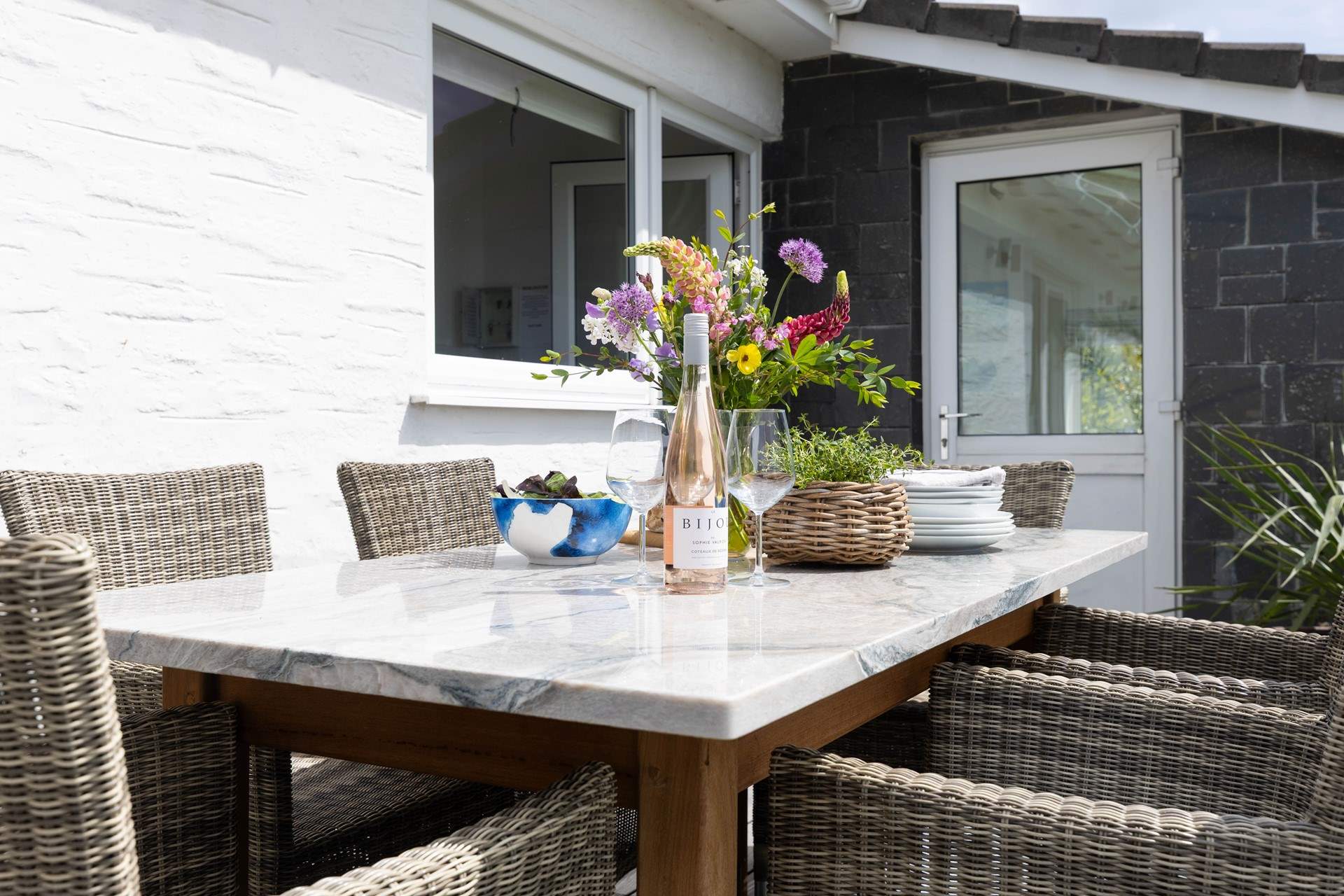 Alfresco dining, the perfect holiday pastime. 