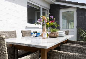 Alfresco dining, the perfect holiday pastime. 