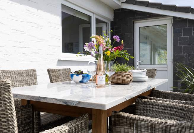 Alfresco dining, the perfect holiday pastime. 