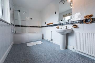 The big family bathroom.