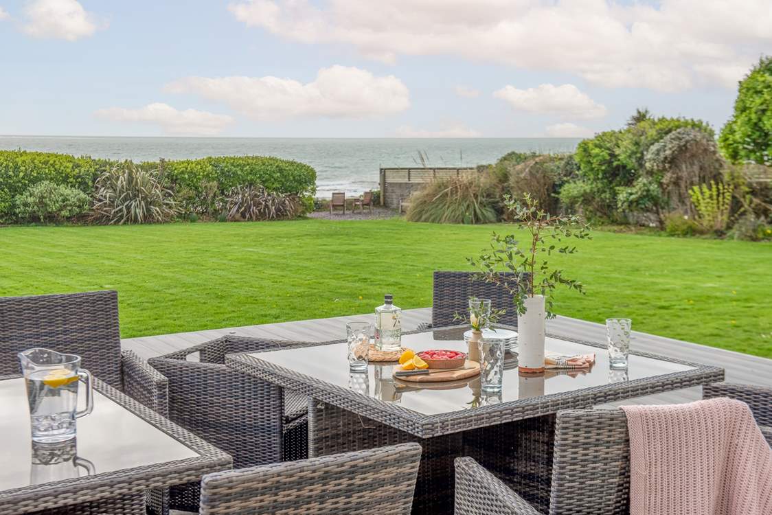 What a wonderful place for al fresco feasting.