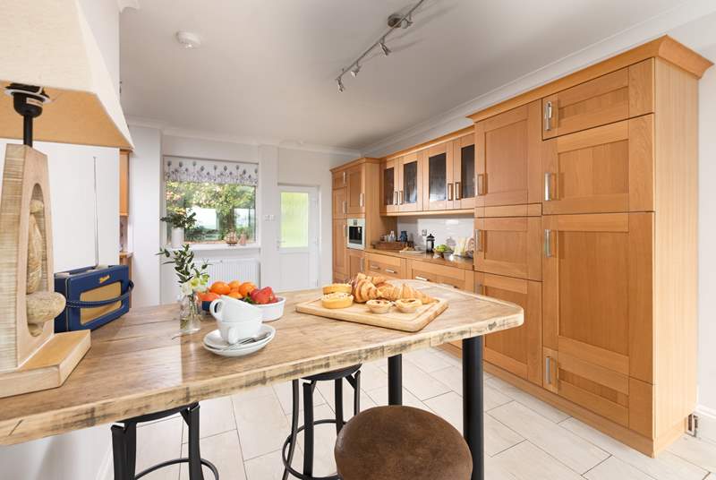 Pull up a pew at the breakfast bar - the perfect spot for a quick snack, morning coffee or pre-dinner drinks.