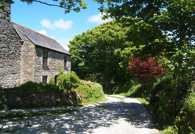Set at the top of a private drive and looking down towards the reservoir, Mount Wise Cottage adjoins the owner's home but faces away from it.