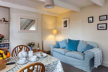 The cosy sitting/dining-room.