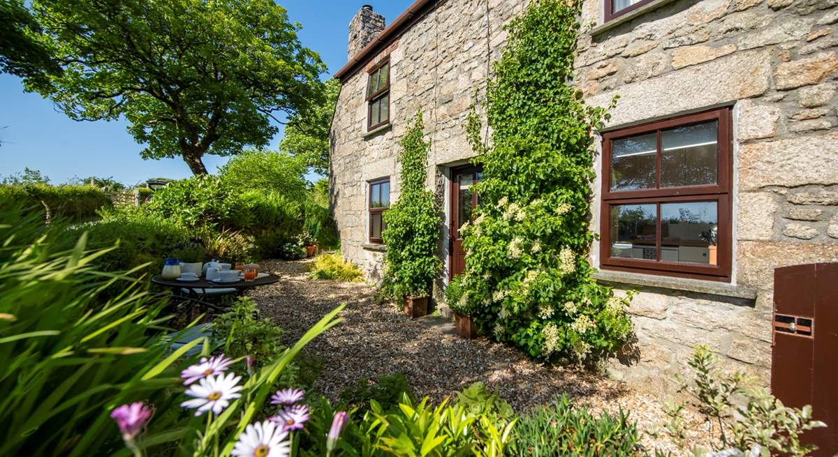 Mount Wise Cottage is set in the most idyllic location, with an abundance of beautifully maintained flora.