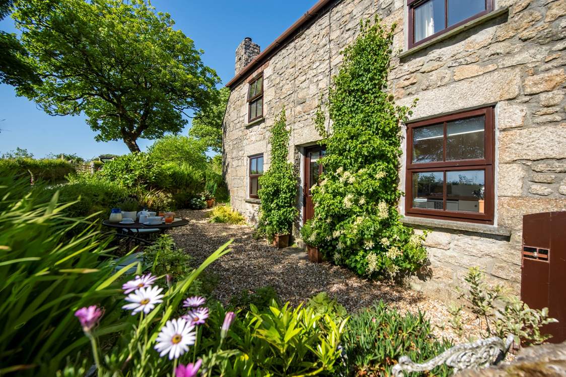 Mount Wise Cottage is set in the most idyllic location, with an abundance of beautifully maintained flora.