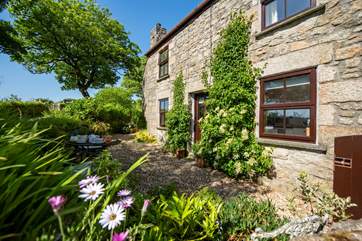 Mount Wise Cottage is set in the most idyllic location, sit and listen to the morning bird song.