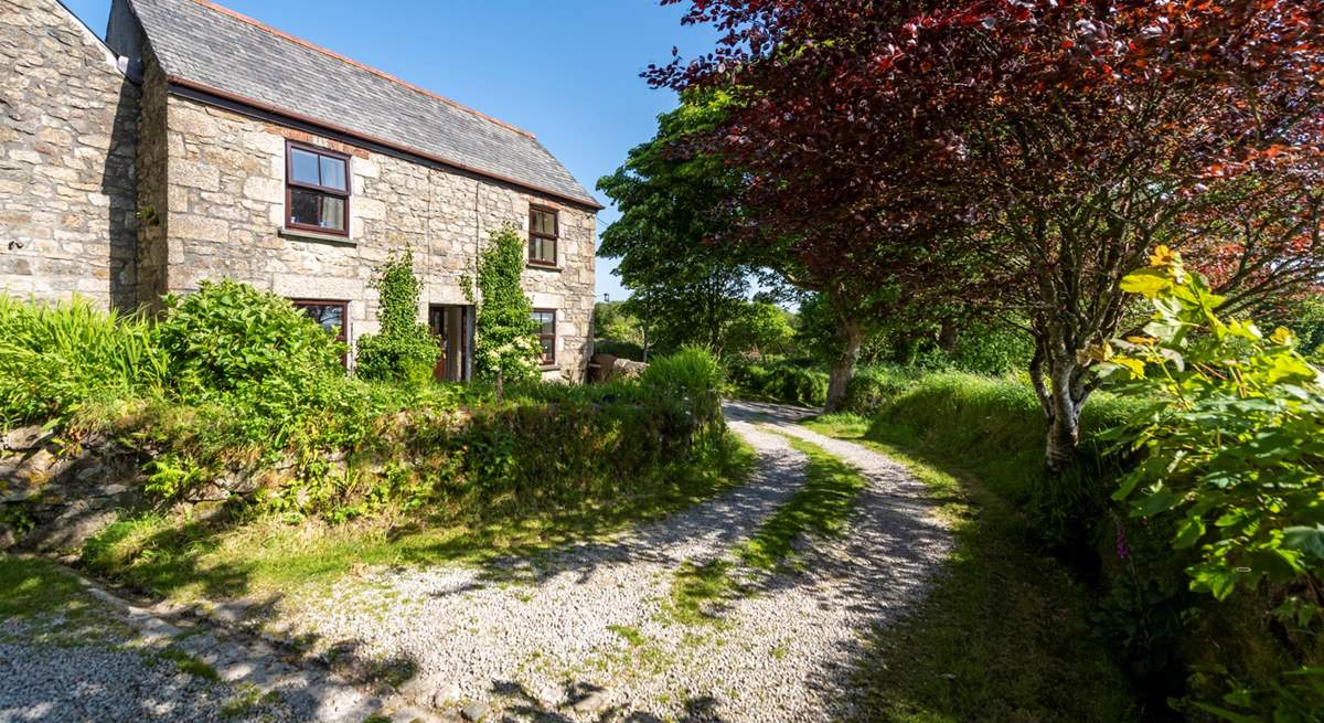 Set at the top of a private drive and looking down towards the reservoir, Mount Wise Cottage adjoins Mount Wise Farmhouse but faces away from it.