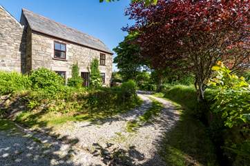 Set at the top of a private drive and looking down towards the reservoir, Mount Wise Cottage adjoins the owner's home but faces away from it.