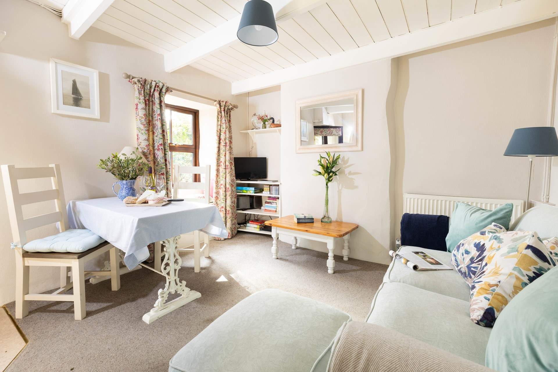 A perfect and cosy cottage stay awaits.