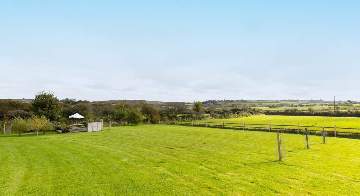 Exercise your dog here, it is shared with the farmhouse. You can see for miles in the heart of Cornwall's largest parish.