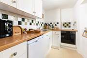 The well-equipped kitchen has everything you need.