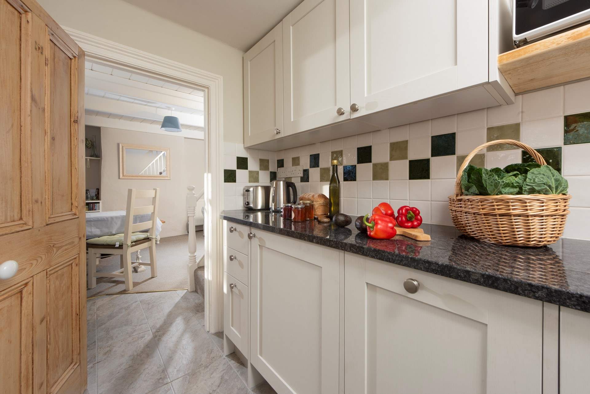 The cottage core kitchen with gorgeous granite worktops.
