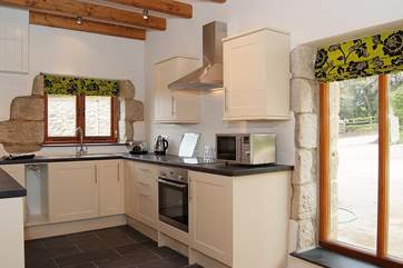 The fully equipped kitchen-area.